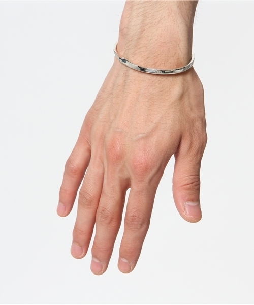 UNITED TOKYO（ユナイテッドトウキョウ）の「シルバーツイストバングル