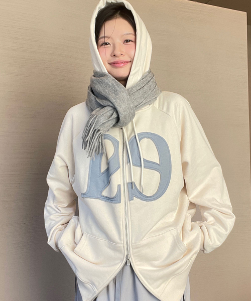 セール】129 ロゴパッチフードジップアップクリーム（パーカー