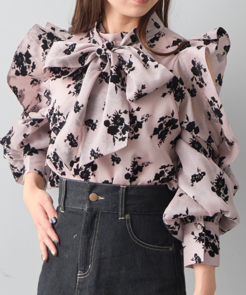 Chico（チコ）の「【2023SS】花柄袖フリル肩開きボウタイブラウス