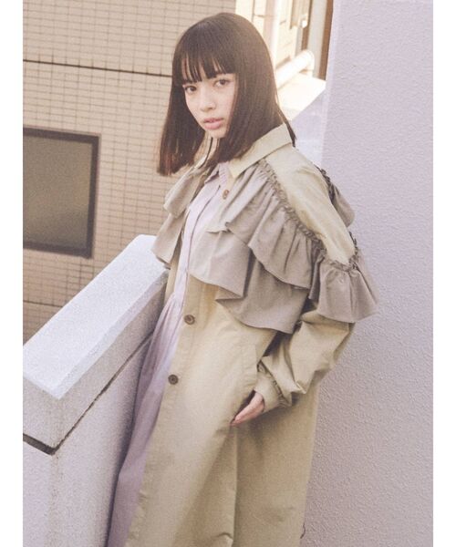 merry jenny（メリージェニー）の「ラグランフリルトレンチコート