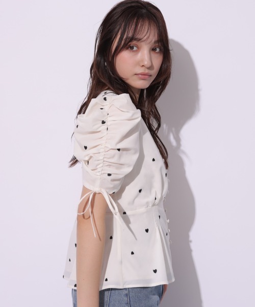 Rirandture（リランドチュール）の「ハート刺繍ペプラムブラウス