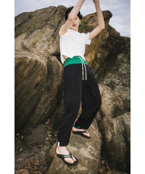 OMMO（オーエムエムオー）の「BOLCKING EASY TUCK PT（スラックス