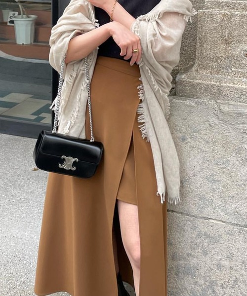 anuans（アニュアンス）の「アシンメトリーレイヤードスカート