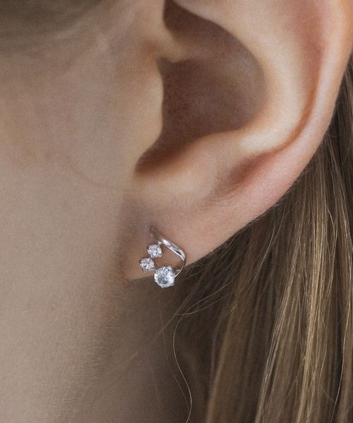 4℃（ヨンドシー）の「K10ホワイトゴールド しずく ピアス（ピアス（両