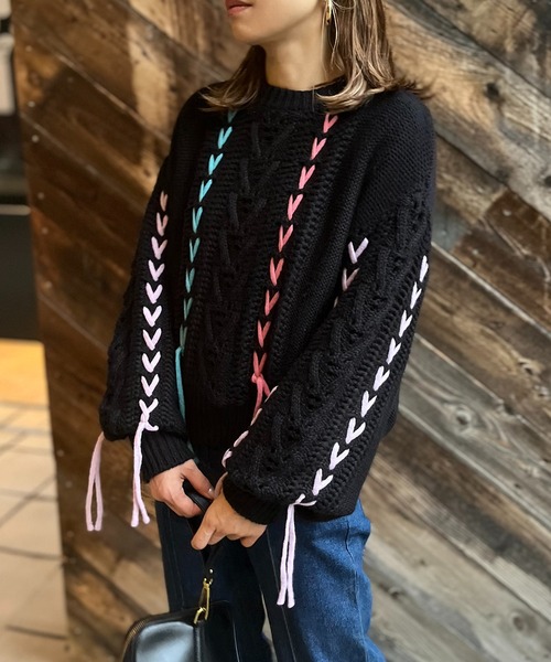 mi via loca（ミヴィアロカ）の「配色レースアップ透かし編みニット