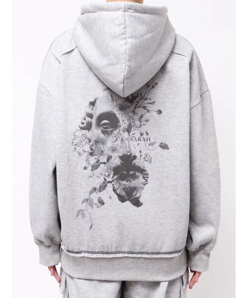 MURUA（ムルーア）の「Sarah×MURUAユニセックススウェットフーディー