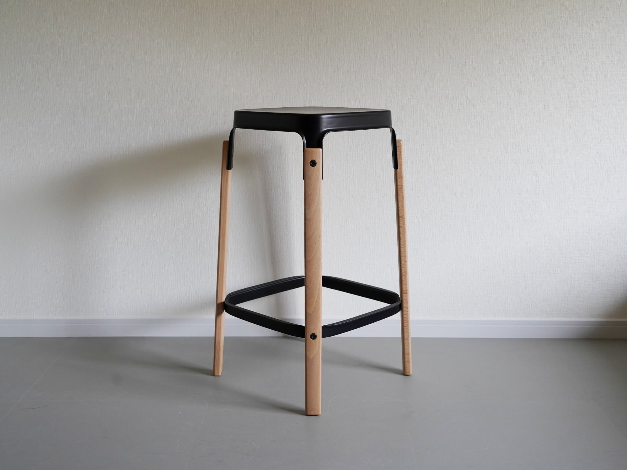 ルーマニア製 ハイスツール ビーチ材 ブラック PVCレザー 錨打ち 3