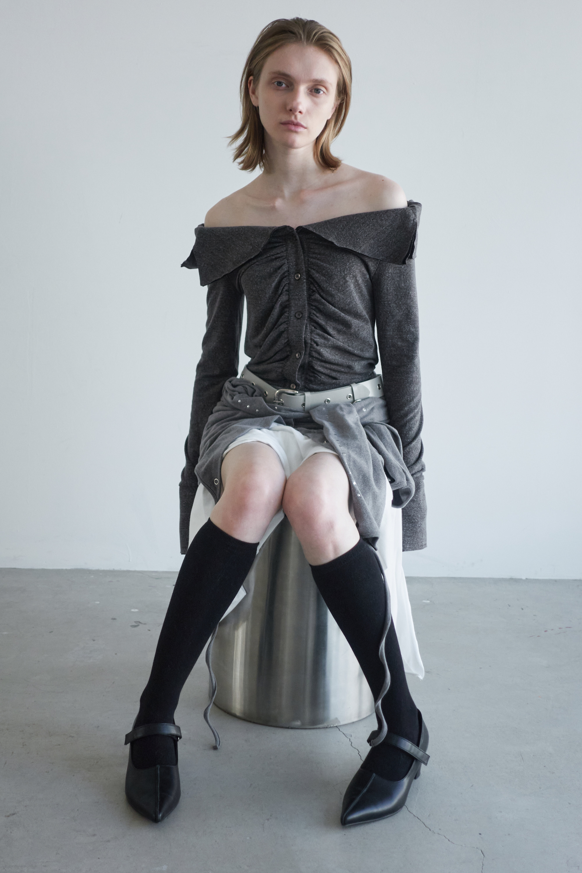 MUSINSA公式 | CERRIC WRINKLE OFF SHOULDER TOP / BROWN