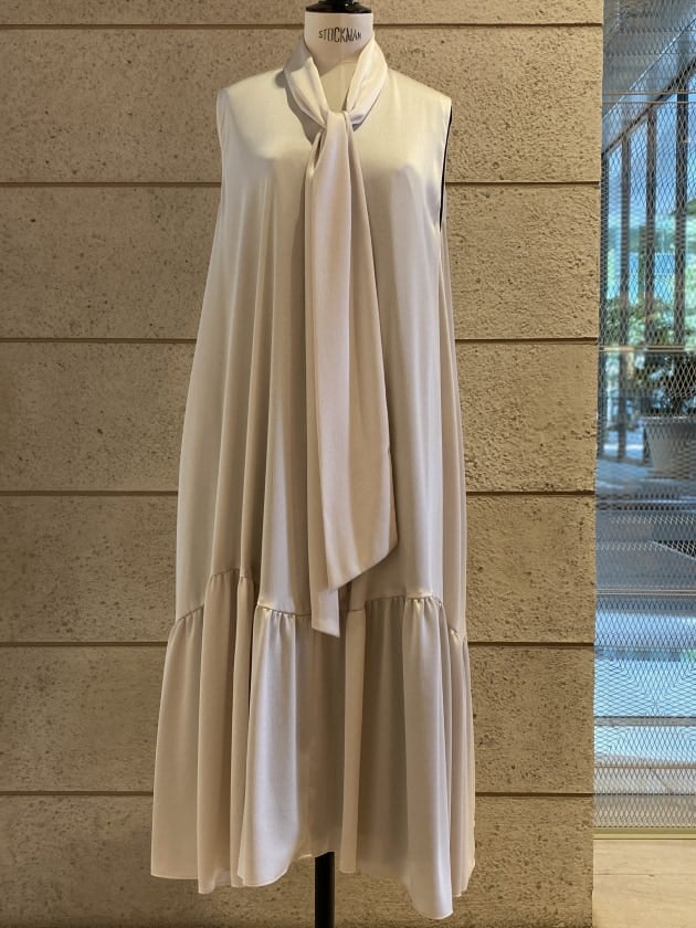 EFFE BEAMS〉 1st collection から〈ボウタイ サテン ワンピース