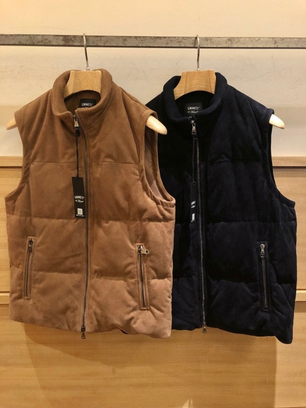 EMMETI〉大人カジュアルなスエード素材の別注ダウンベストと着こなしと