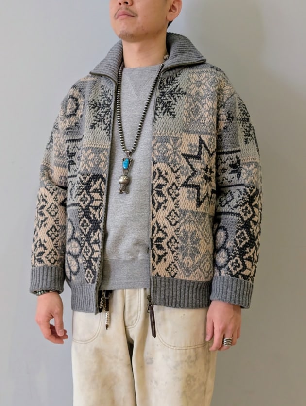 BEAMS PLUSのニットアウター。