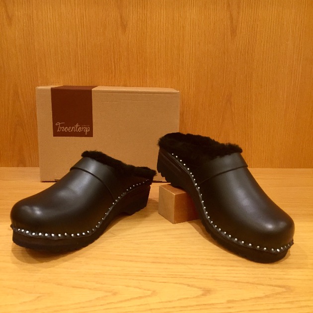 Needles × Troentorp ブラックレザーサボサンダル スタッズ付き あったかサボサンダル。< NEEDLES × TROENTORP >｜ビームス