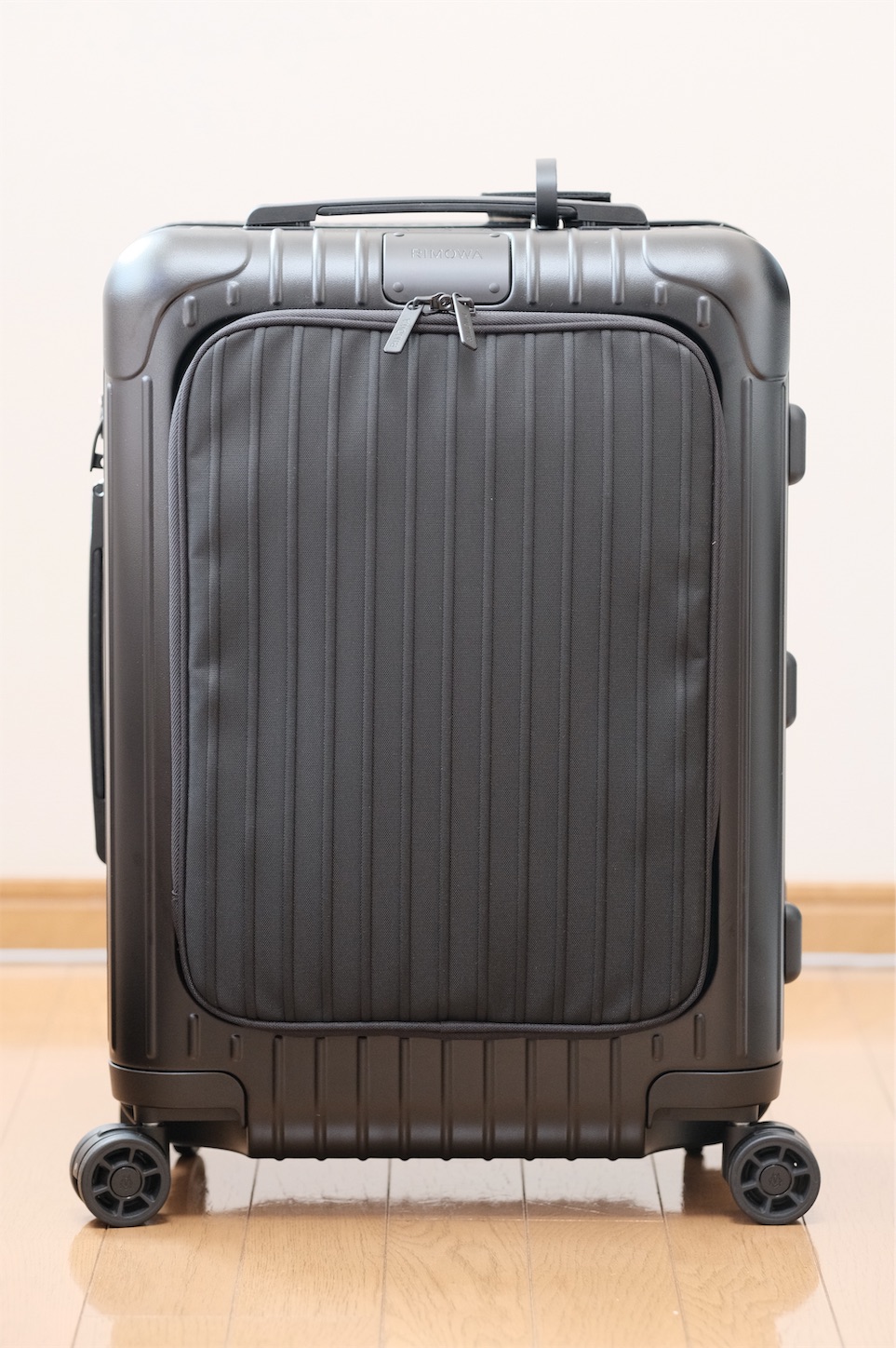 56話・増税前のお買い物】RIMOWA Essential Sleeve Cabin - モアイブログ