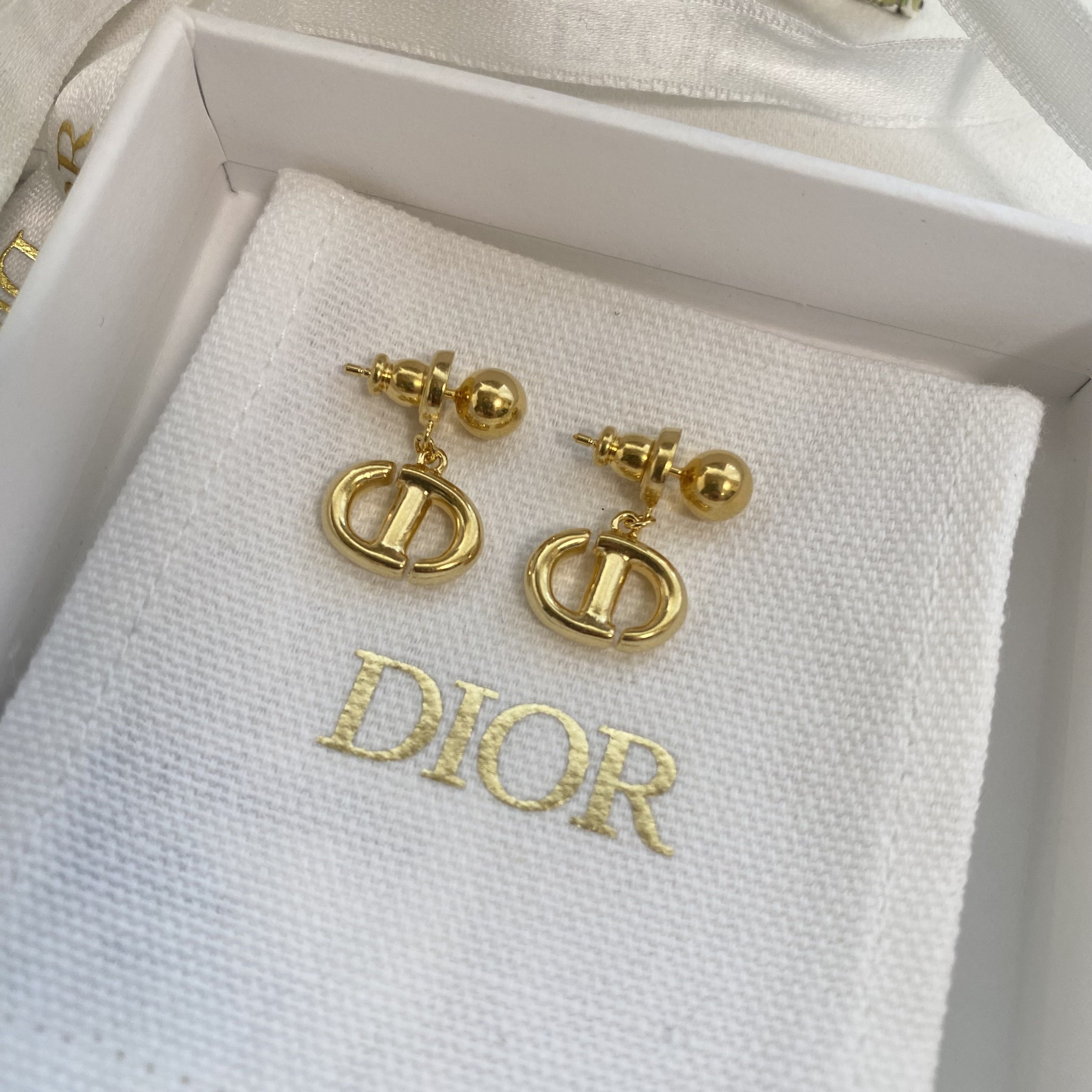 ギフトにも【DIOR】 すぐ届くCD NAVY ピアス 国内発送 (Dior/ピアス
