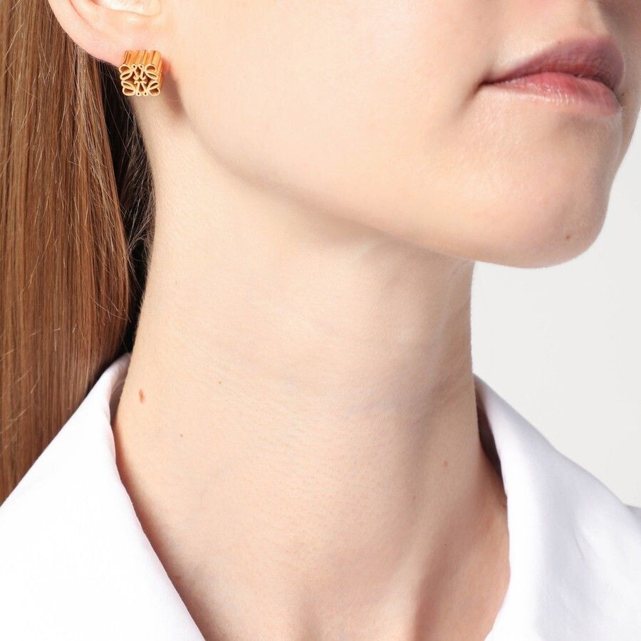大人感【LOEWE】ゴールドアナグラムキューブスタッド ピアス (LOEWE