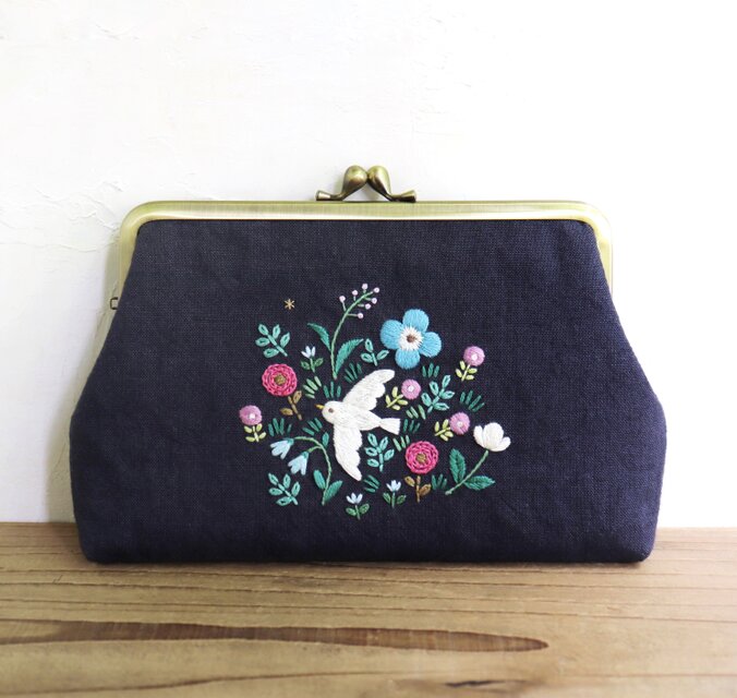 受注制作】手刺繍のがま口ポーチ『鳥と草花』角型 | iichi 日々の