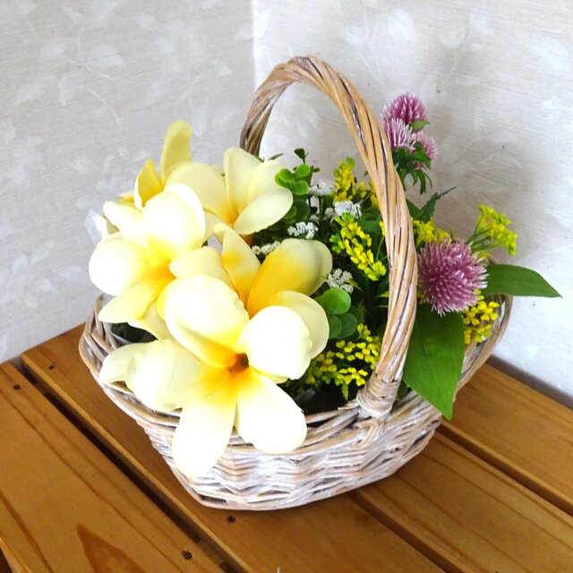 プルメリアかごアレンジ | iichi 日々の暮らしを心地よくする