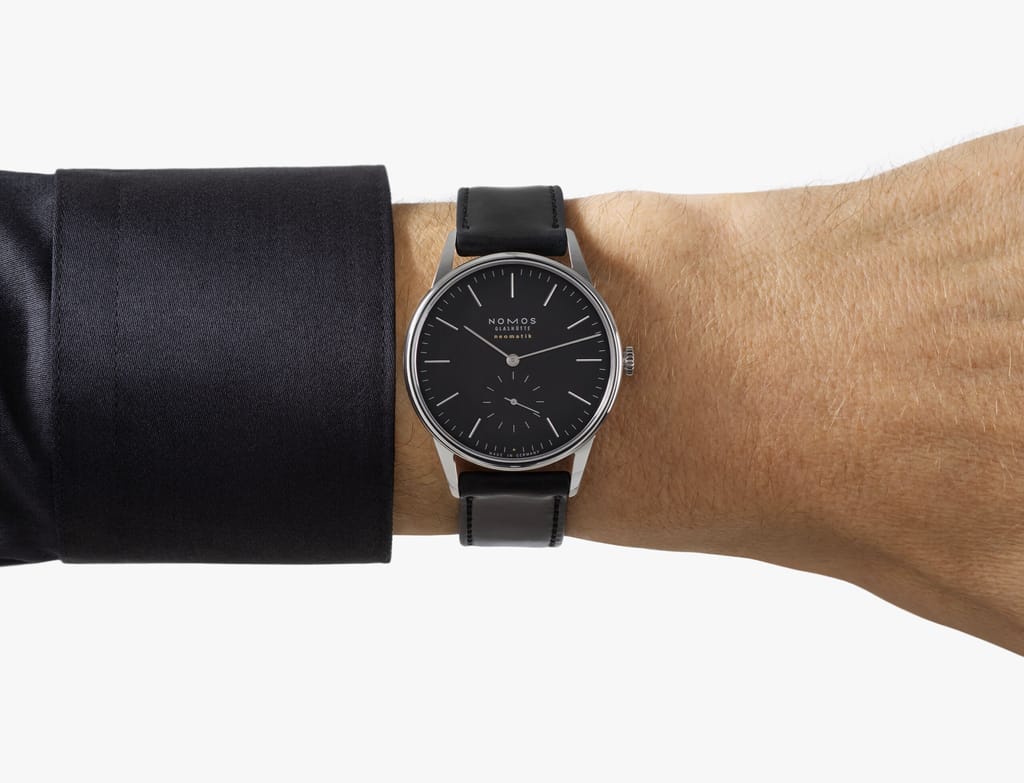 黒色の文字盤を持つ機械式腕時計｜ノモス グラスヒュッテ – NOMOS