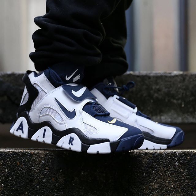 ナイキ エアバラージ ミッド ホワイト/ネイビー【10/18発売