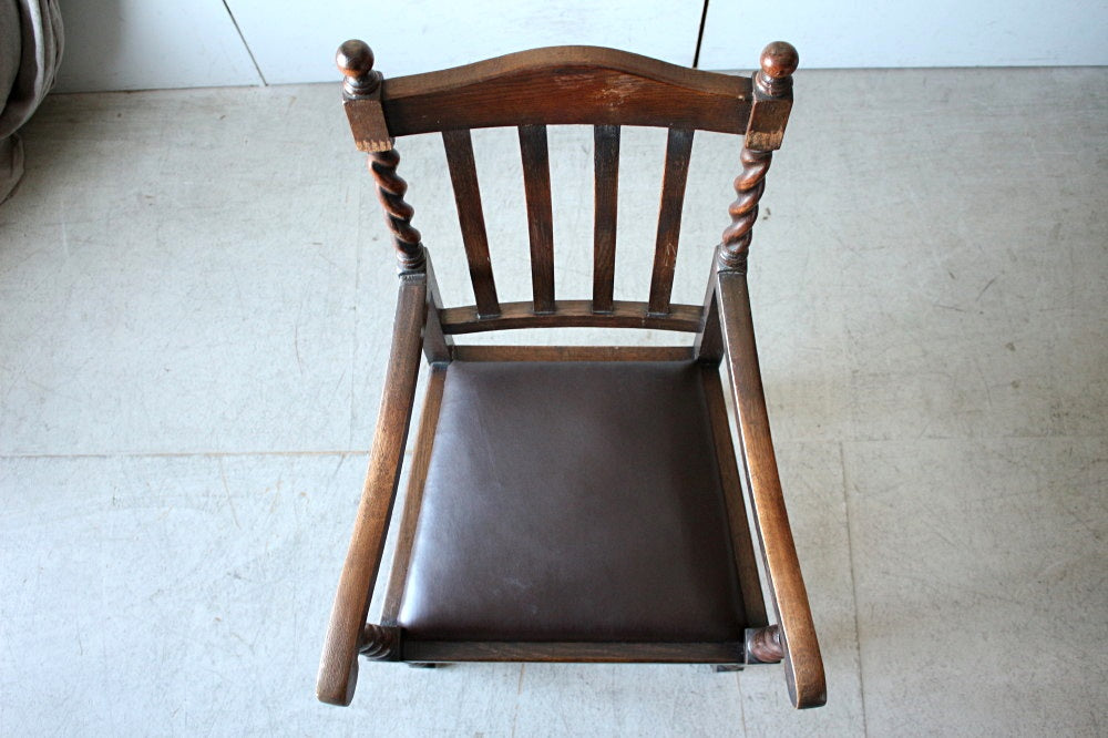 1930年代シンプルなツイストレッグのオーク材アームチェア（高さ110cm