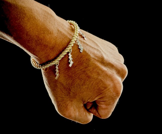 送料無料】しめ縄バングル-普 鳥居型展示台付き 淺野屋健一 - Pinkoi