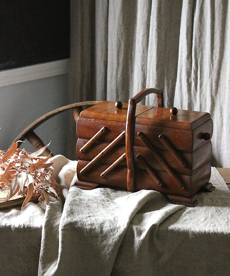 ダークカラーの木肌が美しいソーイングボックス イギリスアンティーク