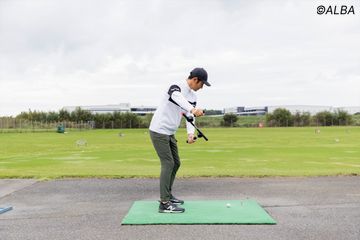 今年話題になった練習器具『魔法のクランク』をゴルフ大好きモデルが