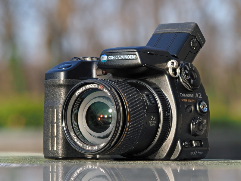 オールドデジカメの凱旋：コニカミノルタ「DiMAGE A2」（2004年