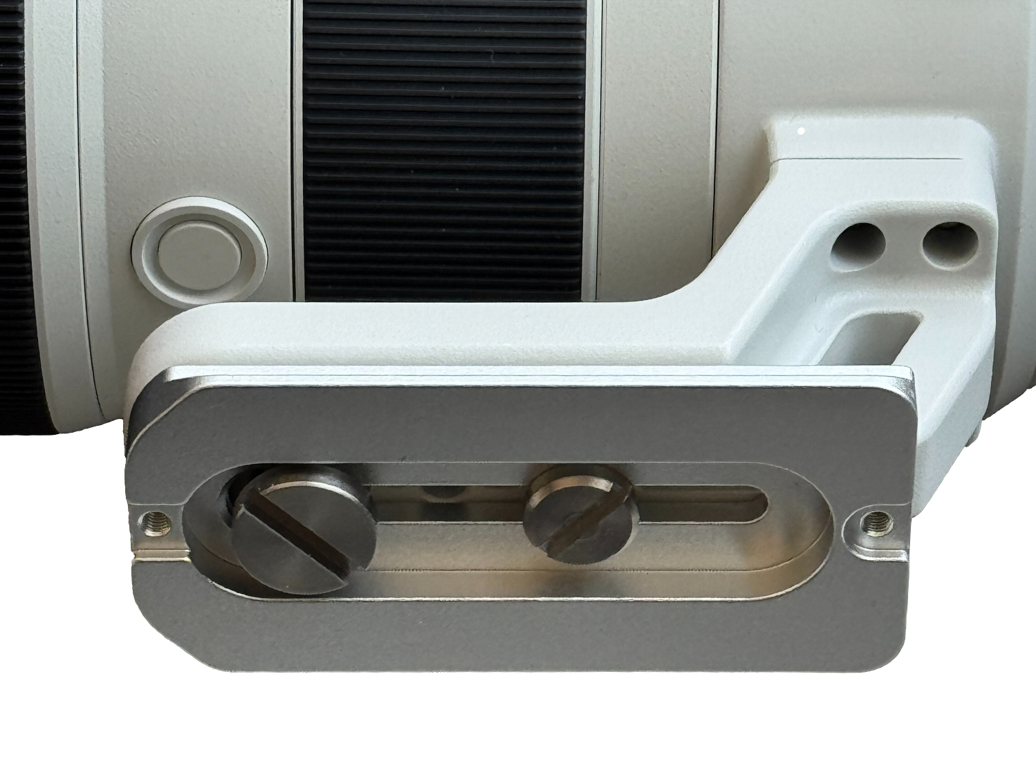 ソニー「FE 400-800mm F6.3-8 G OSS」用のレンズプレートに“シルバー