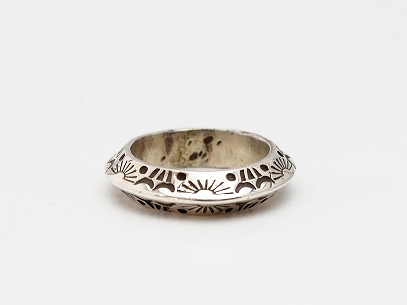 リング石なしのRay Adakai スタンプワーク トライアングル リング商品