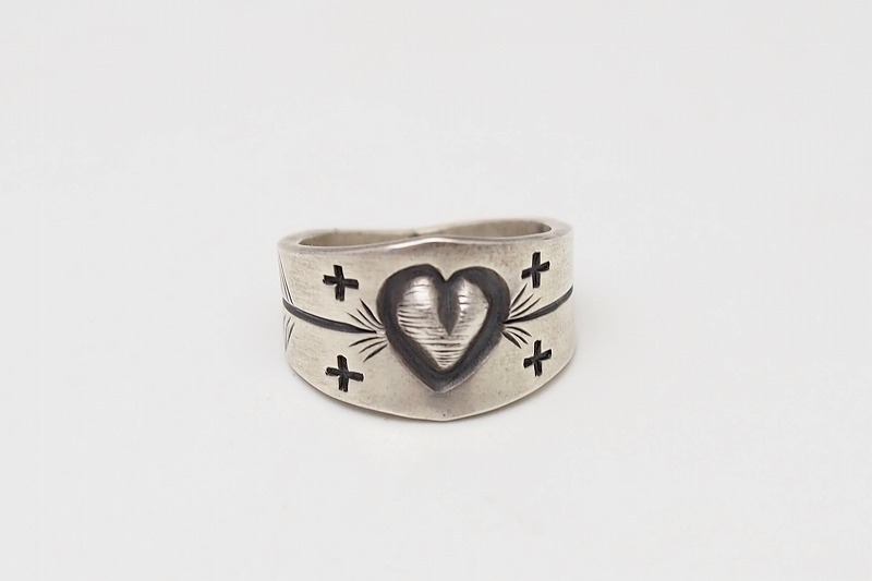 リング石なしのDerrick Cadman ハートスタンプワークリング商品のご