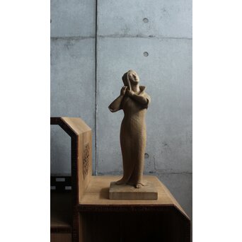 岸田陸象 女性像木彫 X608｜骨董店 のびる 古美術 骨董 和風建具 蔵戸