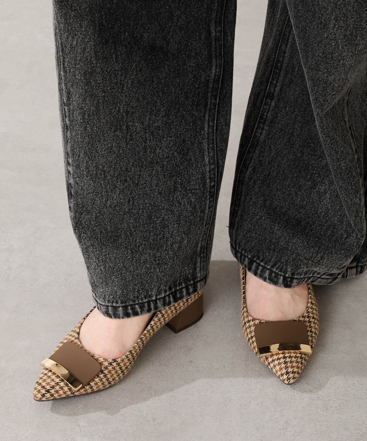 カタログ掲載アイテム】スクエアバックルフレアヒールパンプス/52314