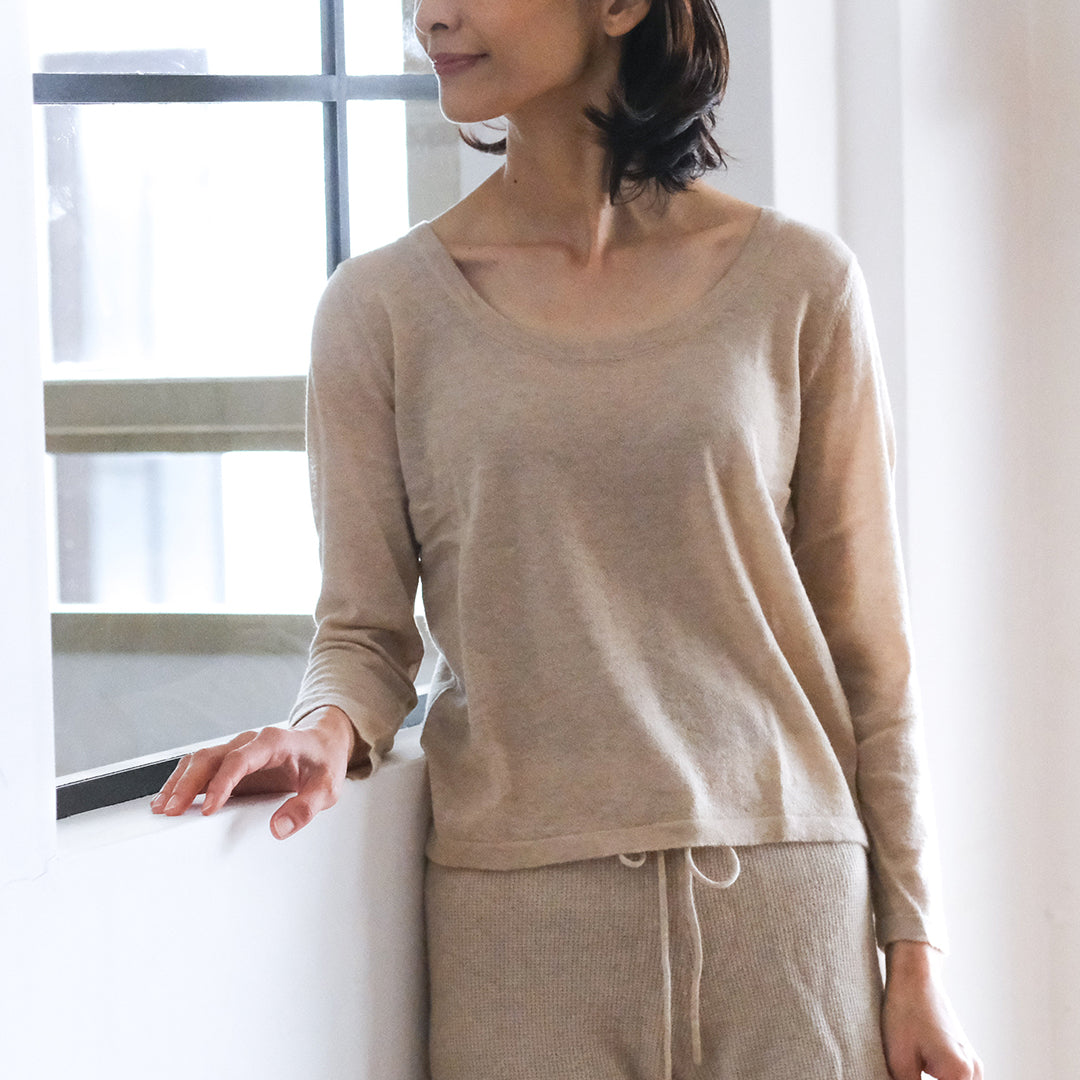 肌あたりがよく上に着るものを選ばない、コンパクトなカシミヤインナー