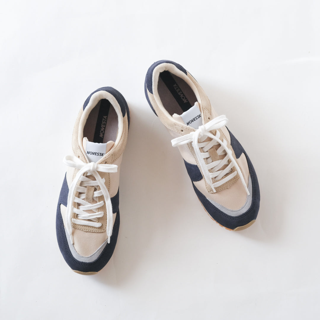 いつもの服に馴染む、素朴な質感のハンドメイドのスニーカー