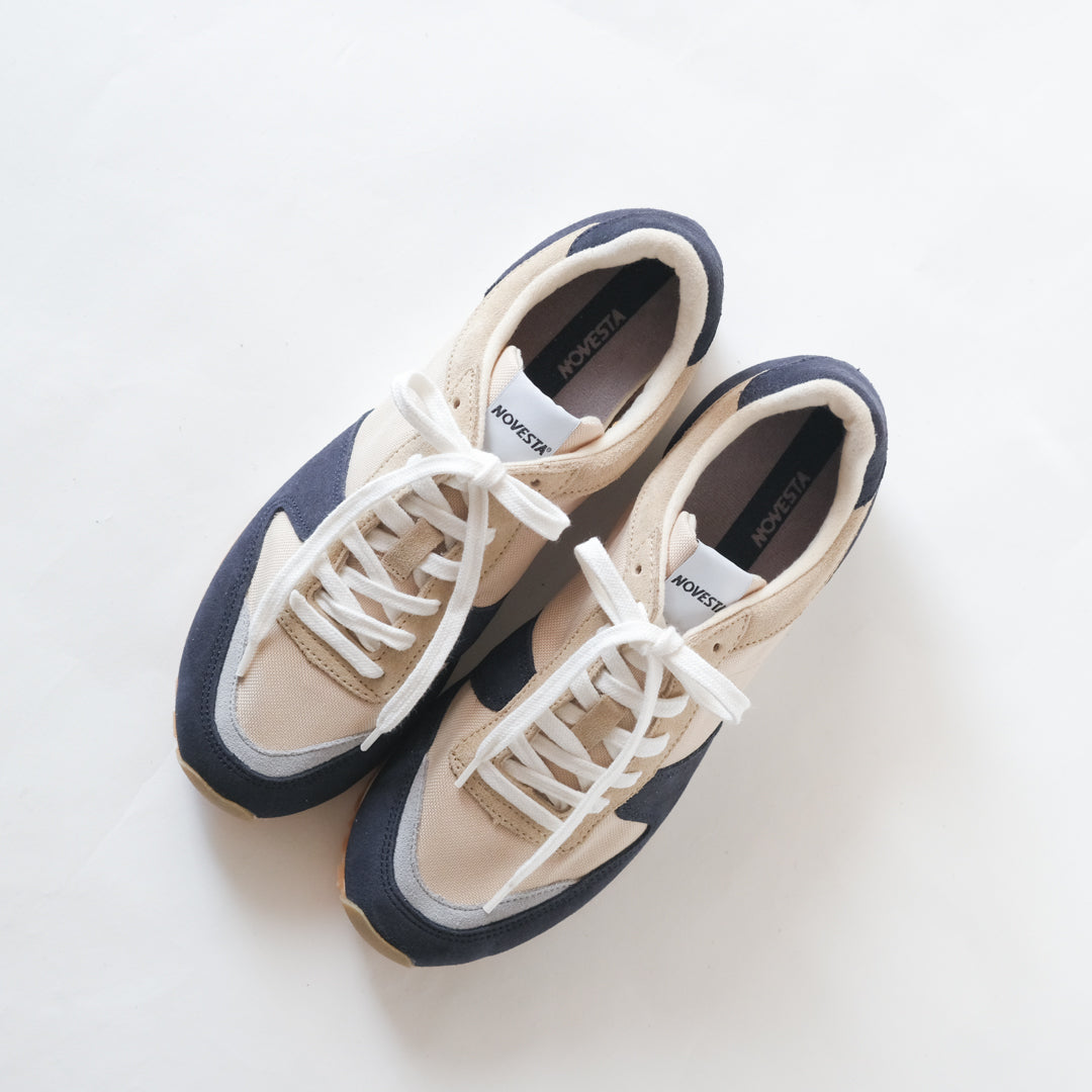 いつもの服に馴染む、素朴な質感のハンドメイドのスニーカー