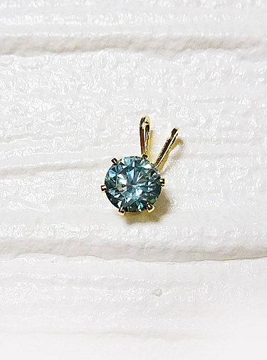 ◇ K14GF アイスブルー モアサナイト（モイッサナイト）のペンダント