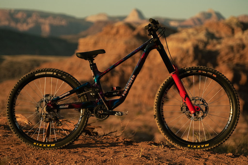 Forbidden Shows Off Vinny Armstrong's Custom Dreadnought for Red