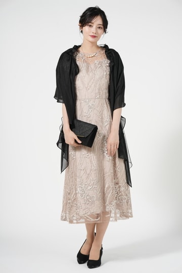 Agreable ボタニカル刺繍ベージュドレス (S) をレンタル - 結婚式