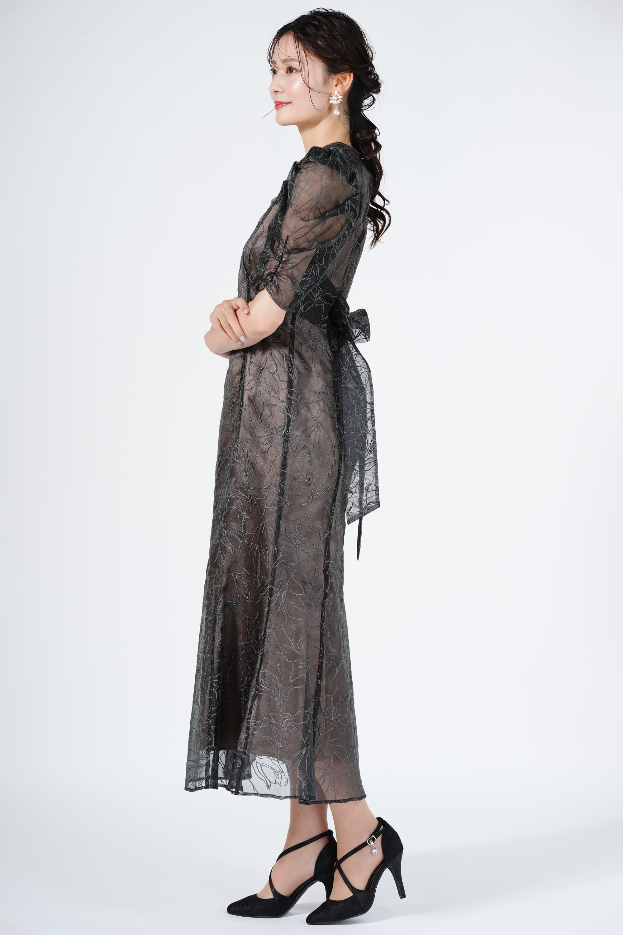 LILY BROWN エンボスグリッター刺繍ブラウンドレス (M) をレンタル