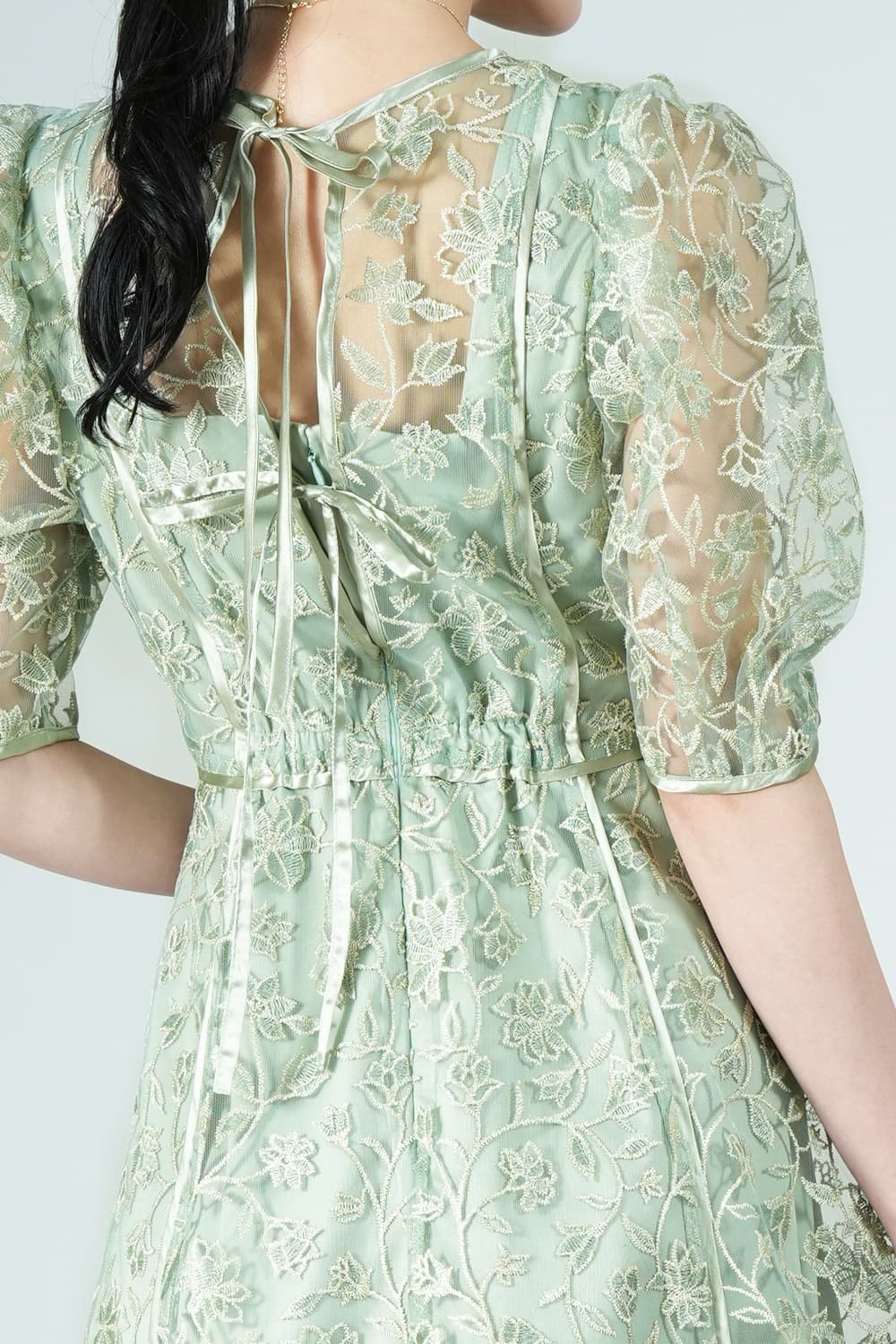 LILY BROWN フラワーラメ刺繍ミントドレス (S) をレンタル - 結婚式