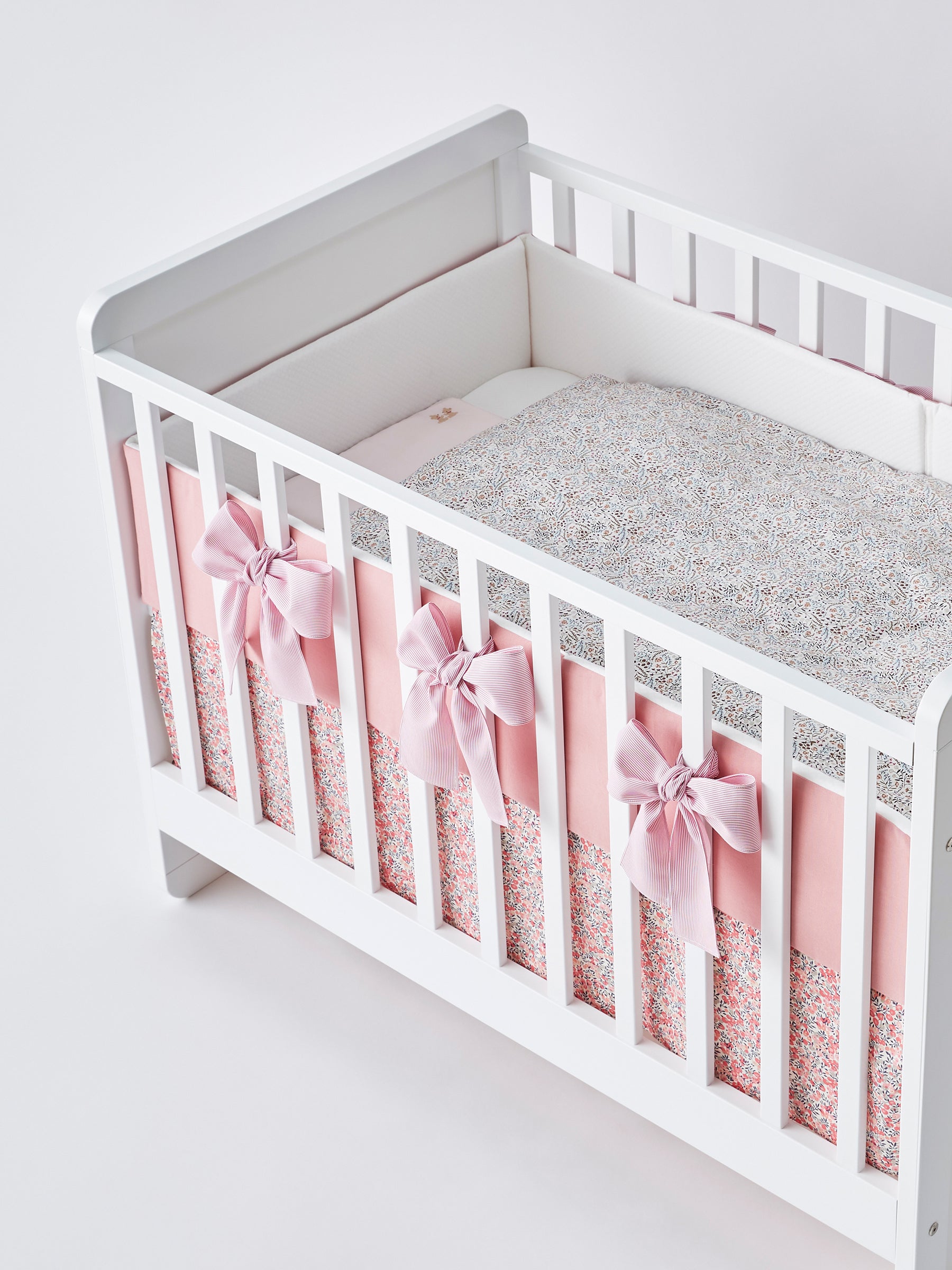 ファミリア ベビーベッド ホワイト familiar ファミリア ベビーベッド