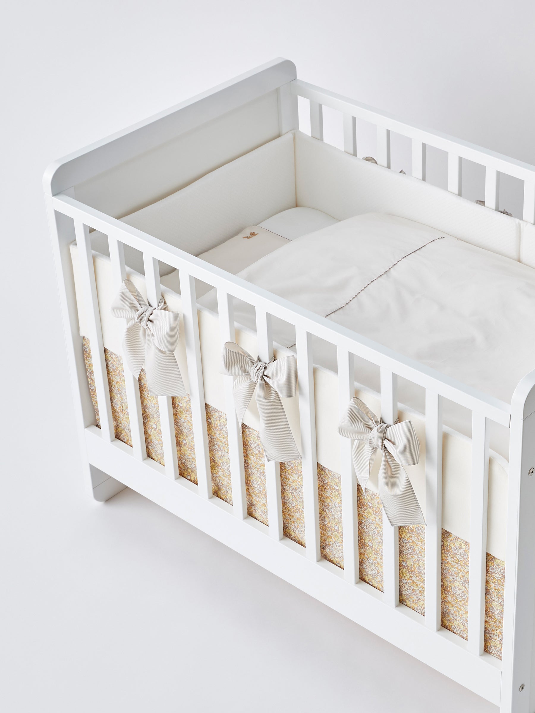 ファミリア ベビーベッド ホワイト familiar ファミリア ベビーベッド