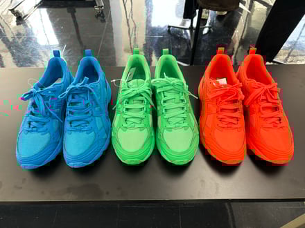 コム デ ギャルソン・シャツがアシックスとコラボ、ランニングシューズ