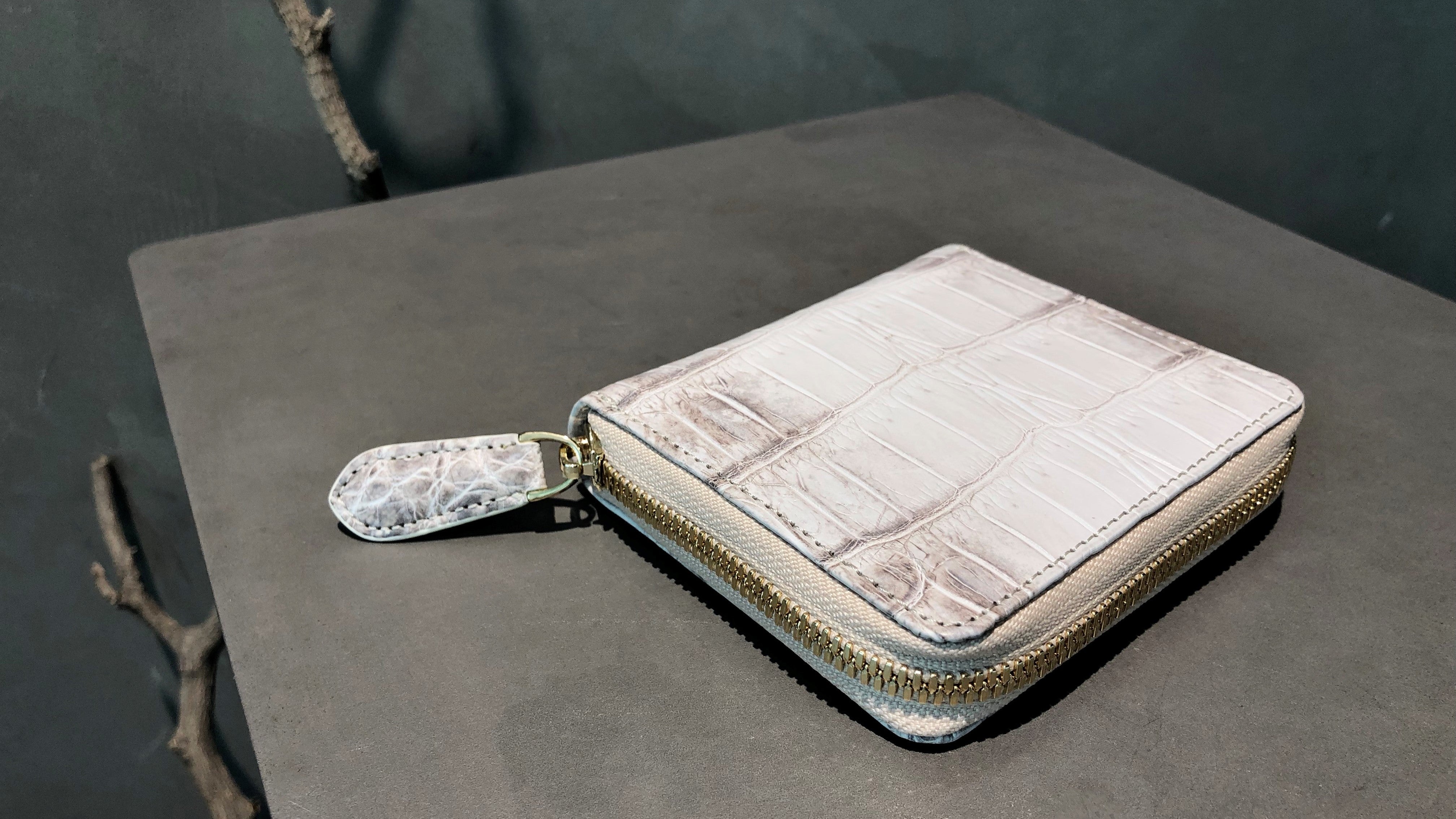 クロコダイル革で作った収納性抜群＆薄いラウンドジップウォレット