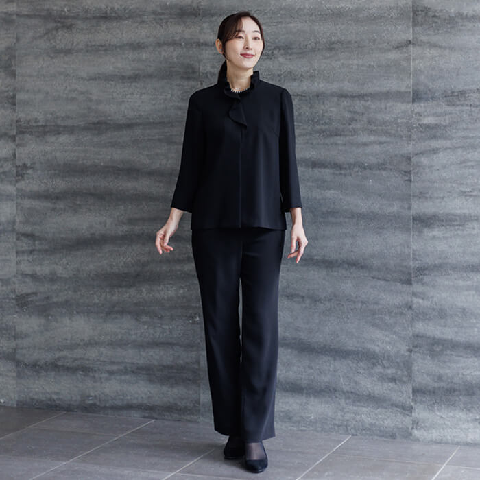 軽い着心地のパンツスーツ 15号・ブラック｜東京ソワールオンライン