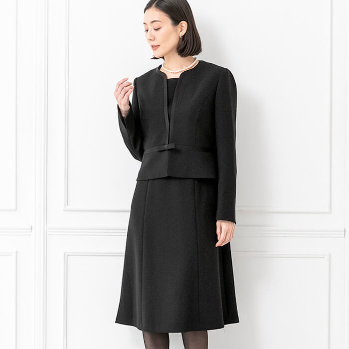 ノーカラーのリボン付アンサンブル 19号・ブラック｜東京ソワール