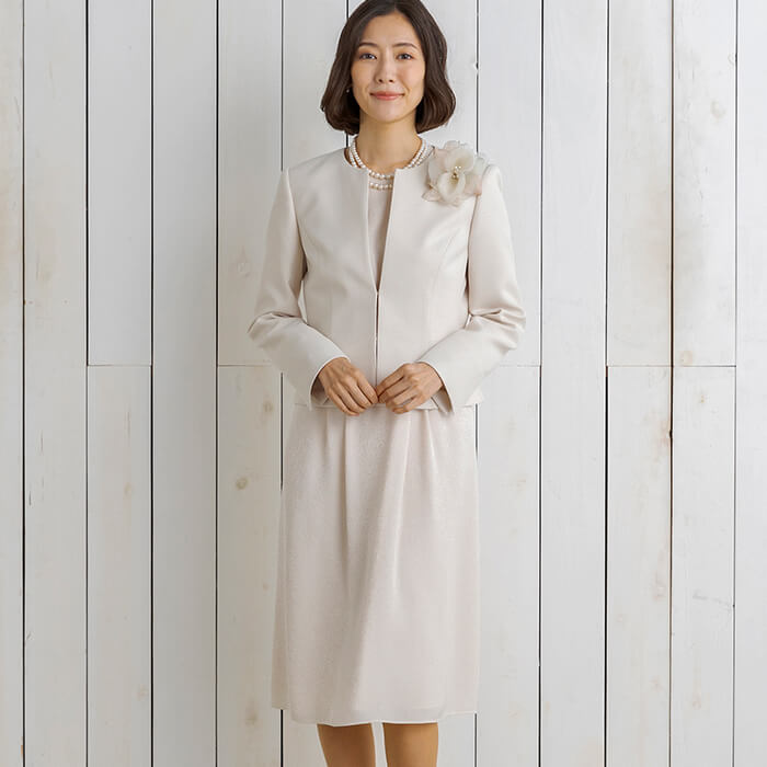 サテンオパールワンピのセレモニースーツ 13号・ベージュ｜東京