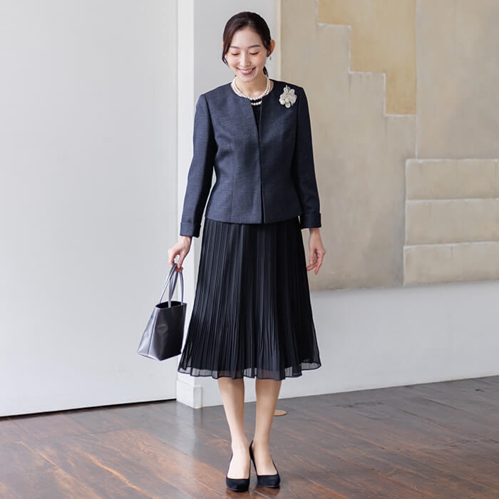 素材感の変化で魅せる大人のセレモニースーツ 13号・ネイビー｜東京