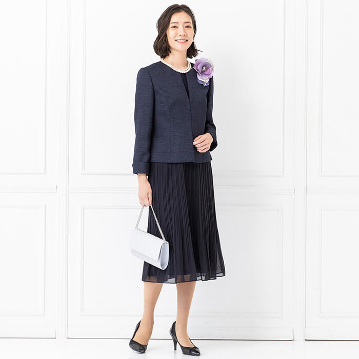 素材感の変化で魅せる大人のセレモニースーツ 13号・ネイビー｜東京